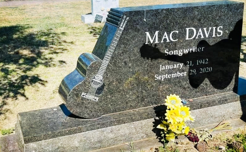 Lubbock: Mac Davis Gravesite