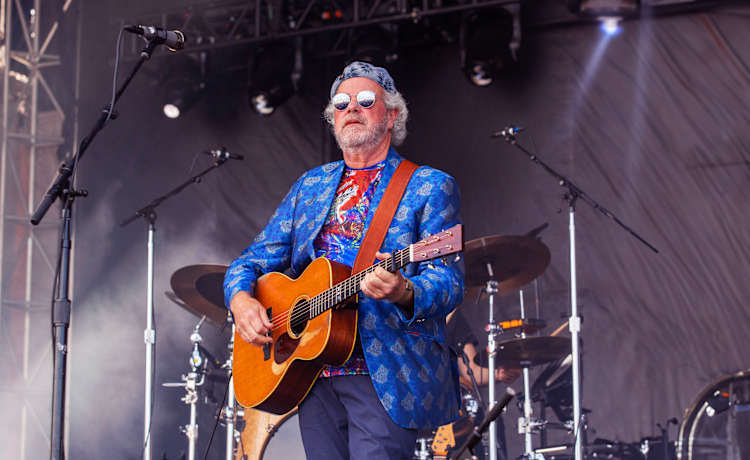 Robert Earl Keen plays guitar