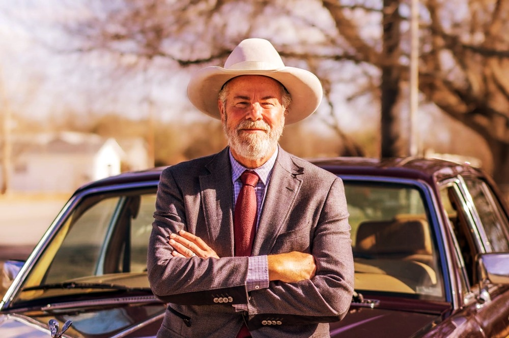 Robert Earl Keen in front of car