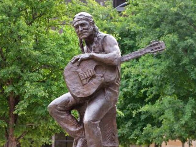 Austin: Willie Nelson statue