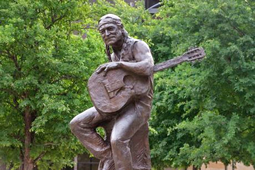 Austin: Willie Nelson statue