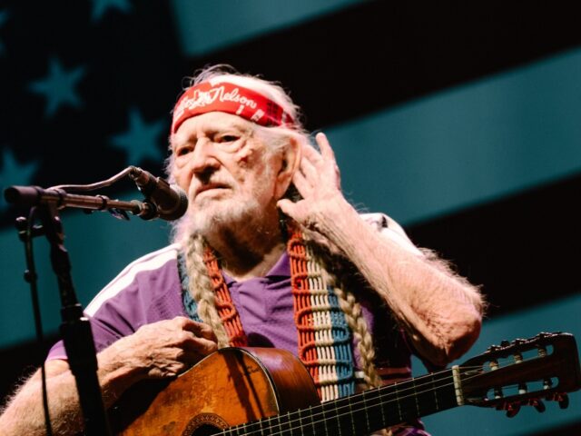 Willie Nelson Urges Abbott, Texas, to Fight Off Data Centers