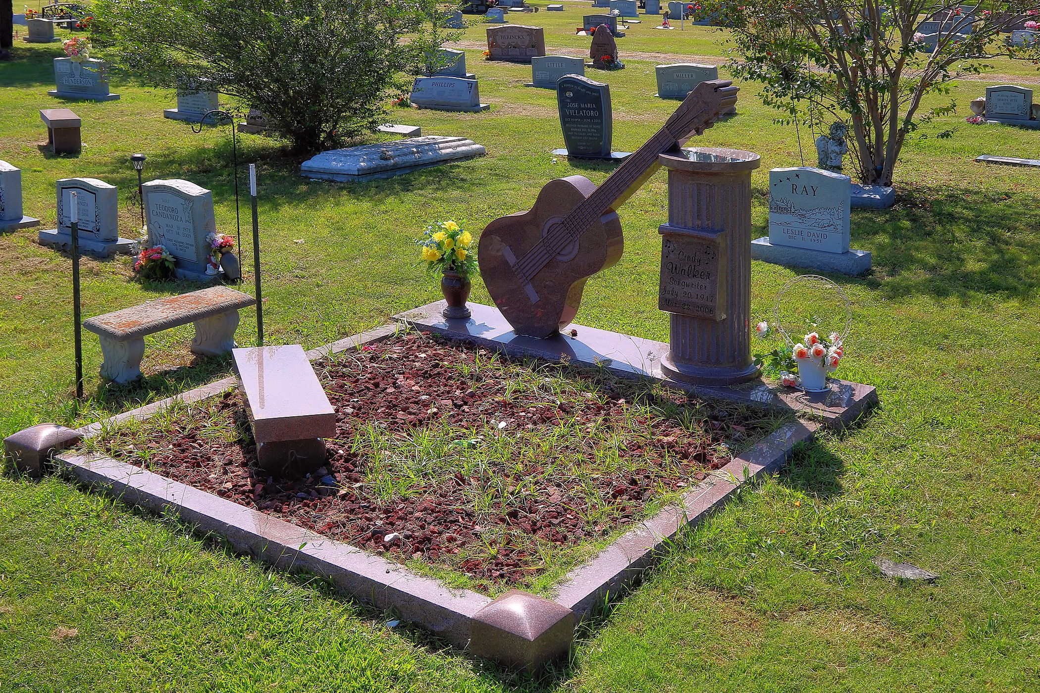 The grave of Cindy Walker, Mexia City Cemetery, Mexia, Texas. Photo: Larry D. Moore, CC BY 4.0