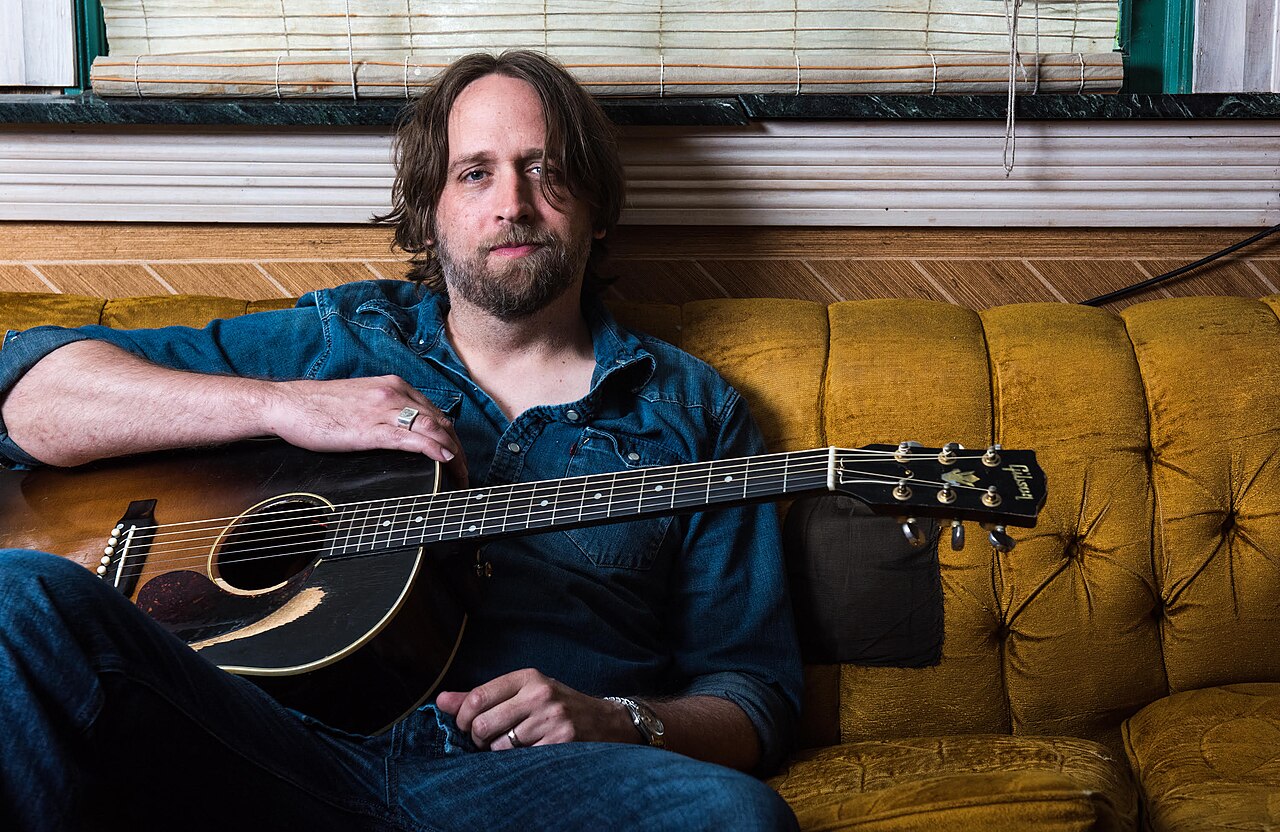 Hayes Carll performing