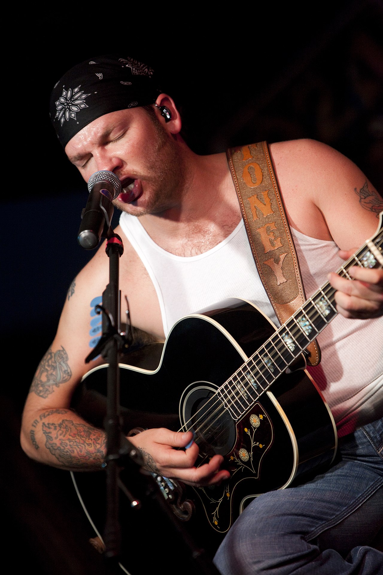 Stoney LaRue performing